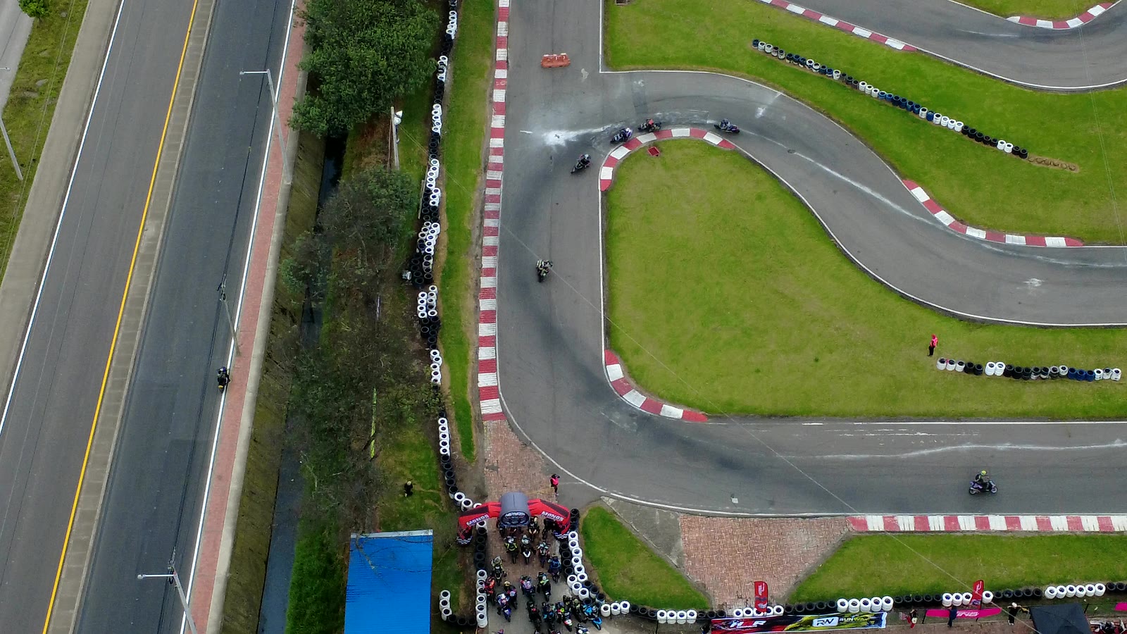 Toma aérea cenital de motos tomando una curva en un autódromo