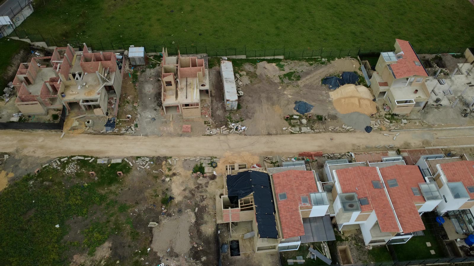 Vista aérea de un proyecto de vivienda en construcción