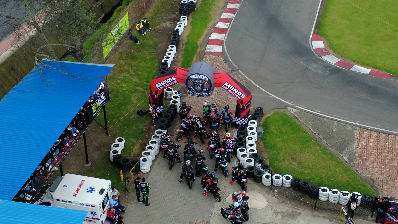 Vista aérea de la parrilla de salida de un evento de motociclismo
