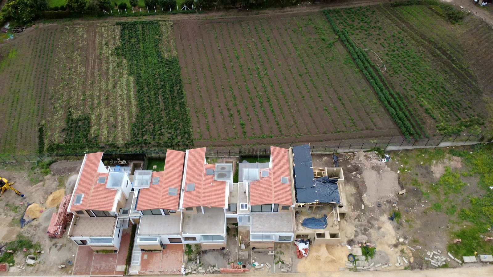 Vista aérea de viviendas junto a predios cultivados