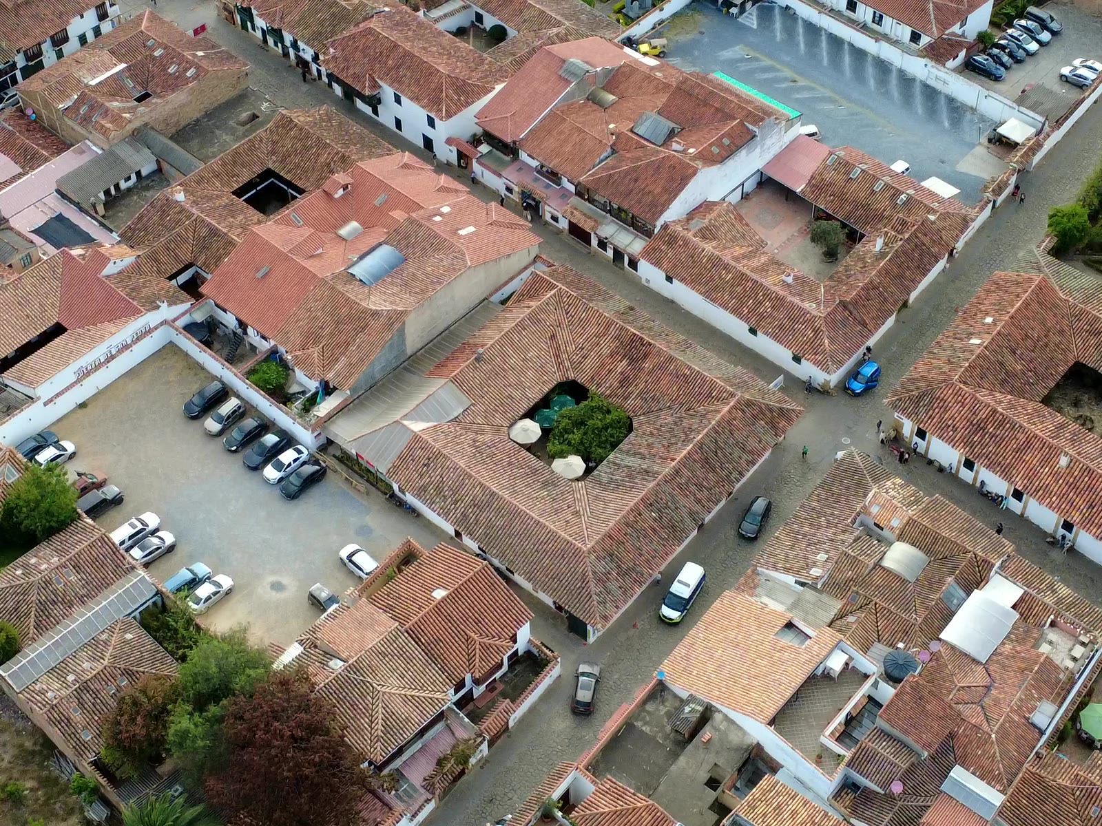Detalle aéreo de patios y cubiertas coloniales en Villa de Leyva